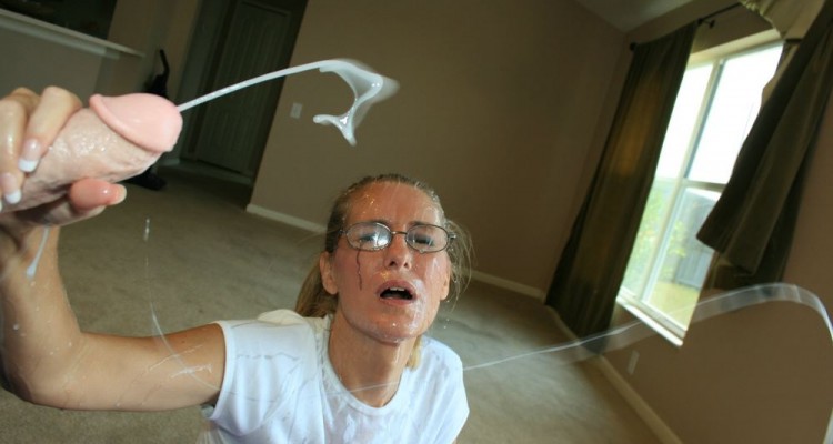 Huge cum facial for amateur Sara