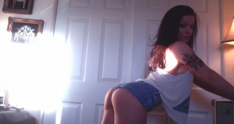 Angelina shows off her ass in jean shorts